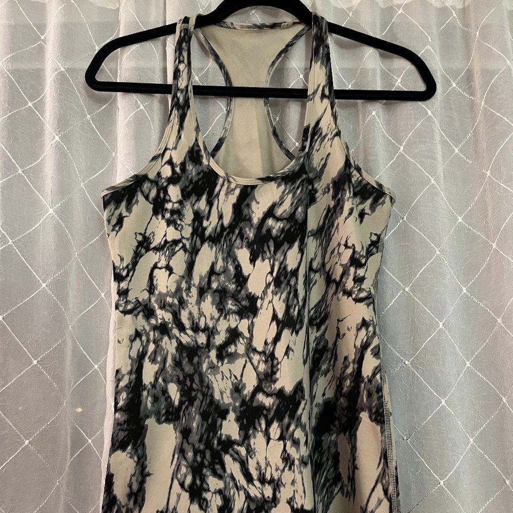 - black and tan lululemon tank top